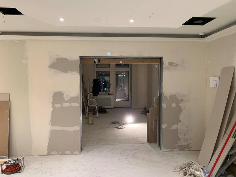Bauunternehmen Zürich — baulicher Wanddurchbruch beim Umbau CBH Bank, Zürich
