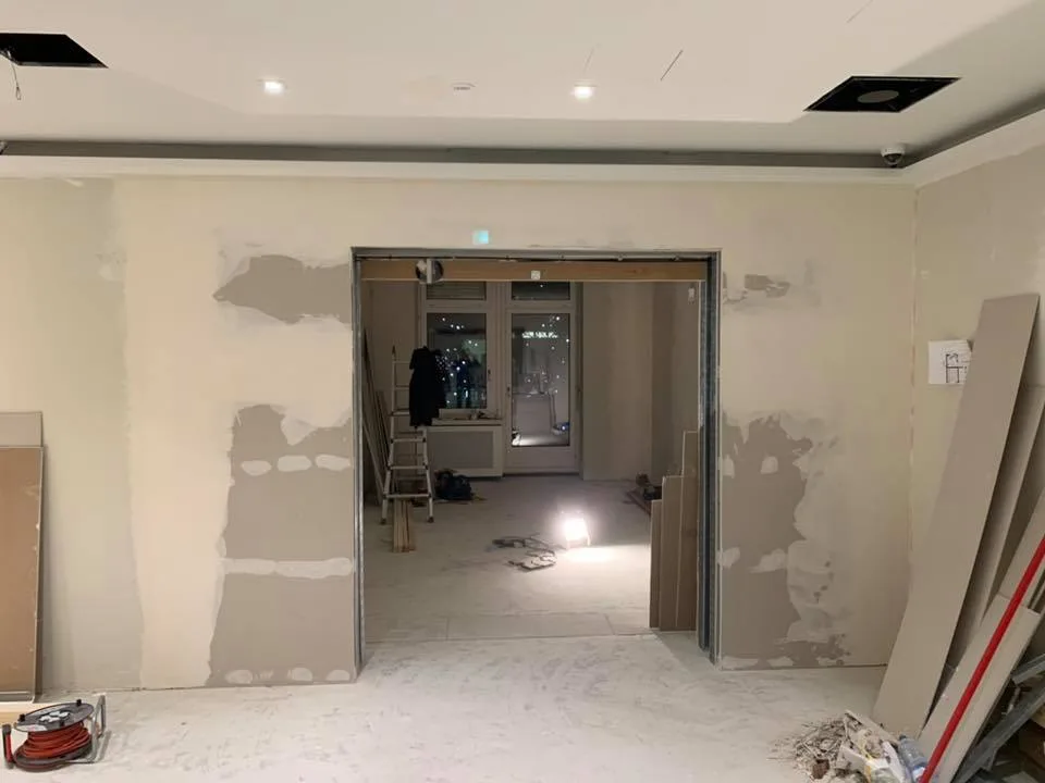 Bauunternehmen Zürich — baulicher Wanddurchbruch beim Umbau CBH Bank, Zürich